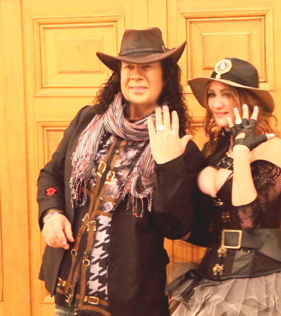 На фото: Грибоедовский Дворец Бракосочетания Москвы. Александр и Наташа Кузьмины.