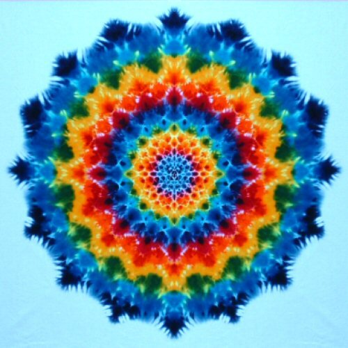 фото: Узелковый батик. Tie-dye Rainbow Mandala on White Tapestry by Dyed in Vermont