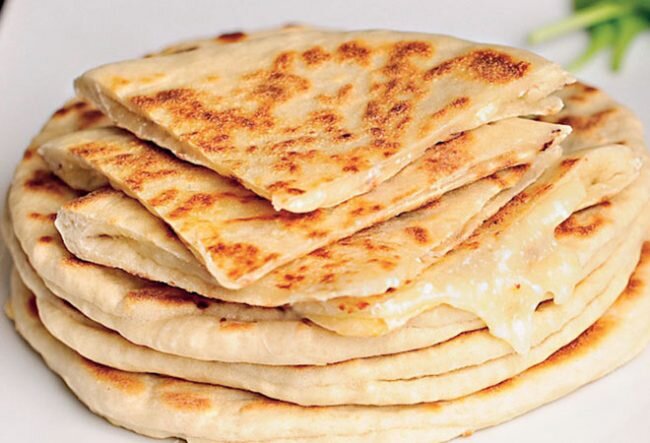 Когда необходимо приготовить быстро завтрак, обед или ужин, стоит попробовать ленивые хачапури с сыром на сковороде. Рецепт с фото весьма простой и не займет много времени.