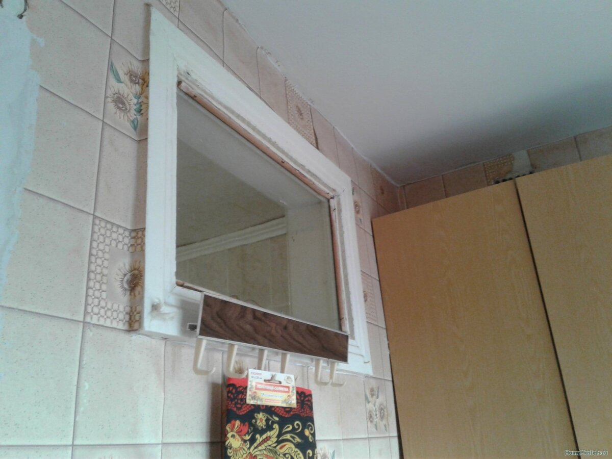 Окно между ванной и кухней: нужно ли оно?
