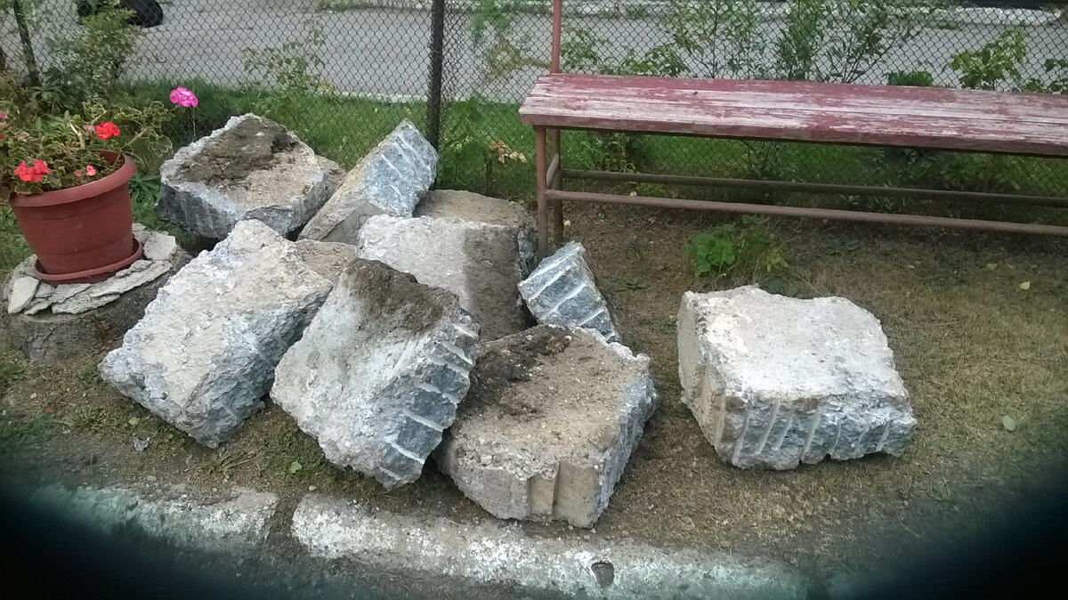 Куски бетонной отмостки