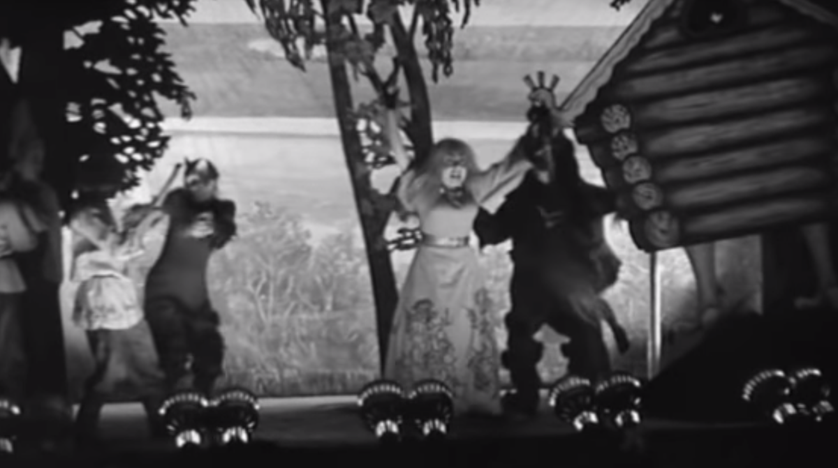 Режиссер: "Хотите сниматься в кино?" Паша: "Бабой-Ягой?"