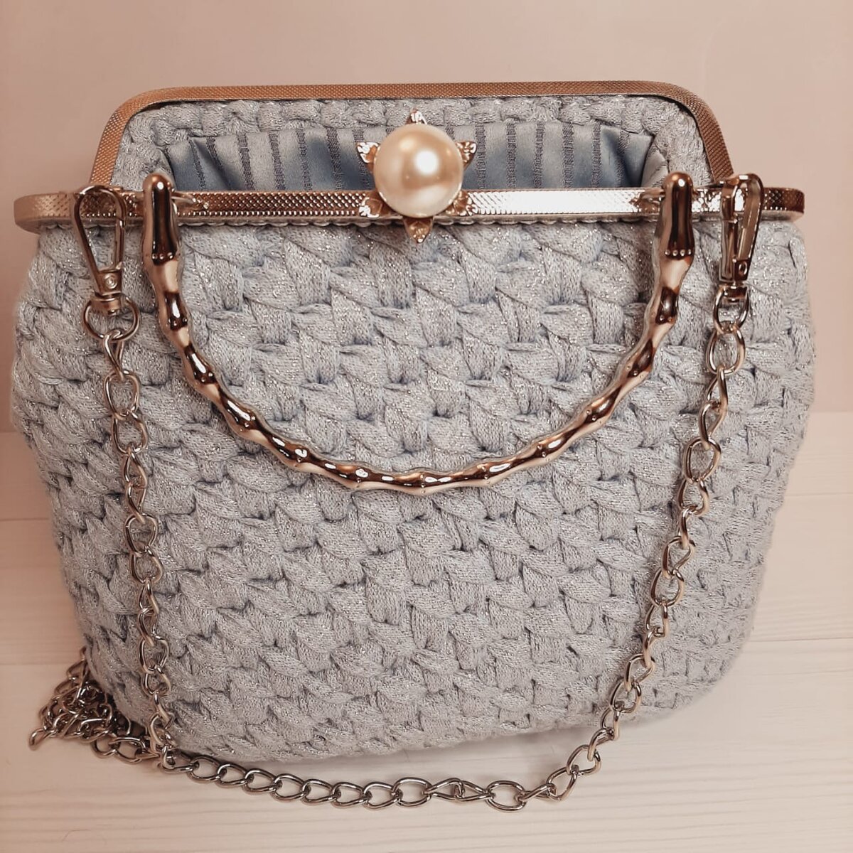 Сумка это не просто повседневная вещица, это также неотъемлемая часть имиджа любой женщины, ее стиля и душевного равновесия. Ведь именно хорошая и стильная сумка сумеет подчеркнуть не только красоту женщины, но и ее вкус. А правильное сочетание различных сумок с одеждой принесет гармонию и хорошее настроение ее обладательнице.