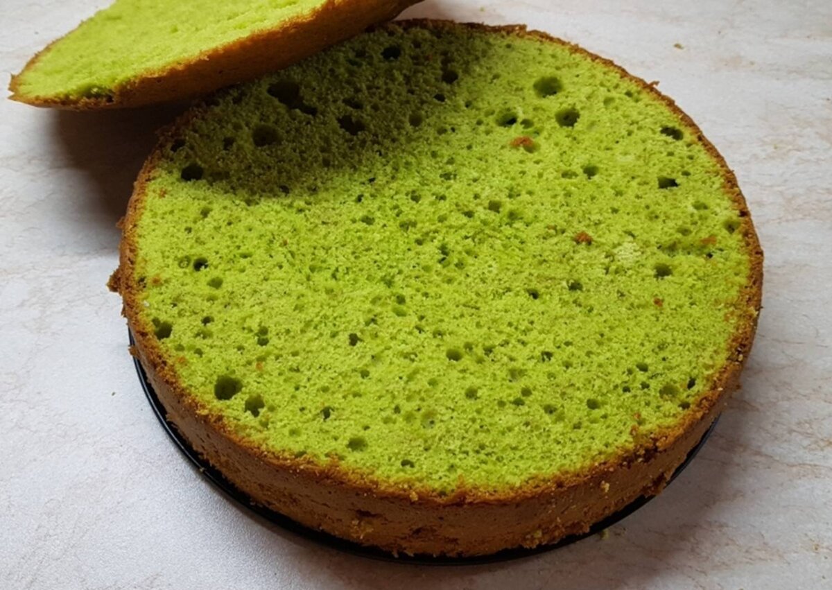 Фисташковый бисквит обладает насыщенным ореховым вкусом, он влажный и мясистый. Его даже не нужно пропитывать, когда собираете торт! В сочетании со сливочным или фисташковым кремом и малиной он создает изысканную и оригинальную палитру вкусов.