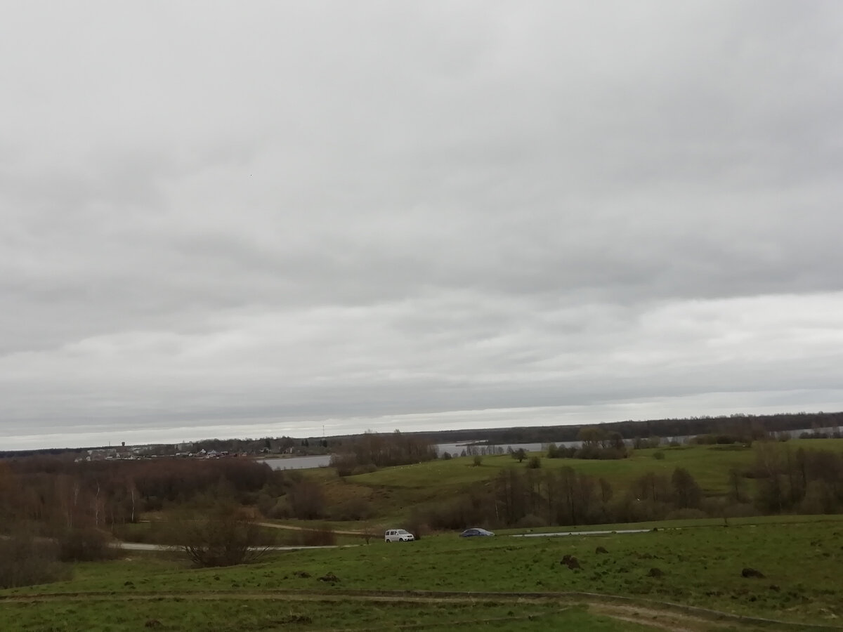 Вид на Жижицкое озеро  от Памятника композитору . Внизу наш Уаз