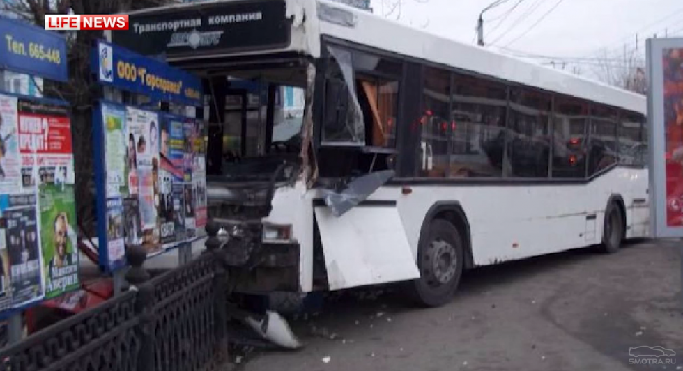 ДТП в Барнауле. Два автобуса Неоплан и Лиаз-5256 не поделили остановку. Резко тронулись со светофора, кто вперед успеет на остановку, не убедившись что никто не завершает маневр. Не завершил его камаз, который и протаранил оба автобуса. Изображение из открытых источников