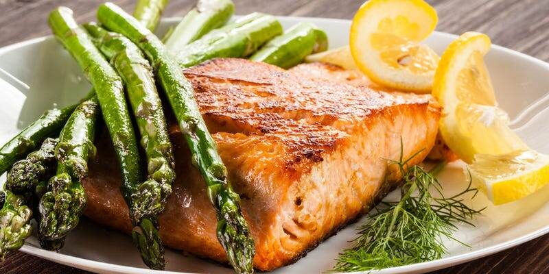 Лосось содержит противовоспалительные омега-3 жирные кислоты, а также является отличным источником белка, который помогает повысить сытость