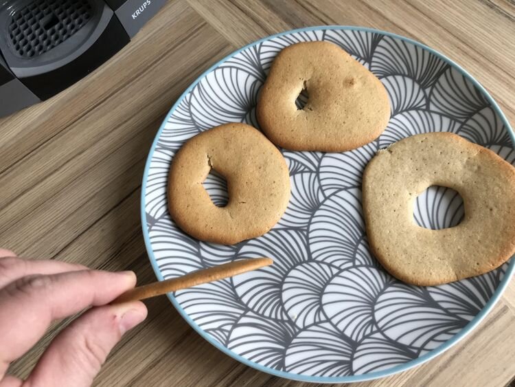 Источник: https://www.reddit.com/r/nailedit/comments/mxk0pq/oven_bake_doughnuts_the_recipe_said/