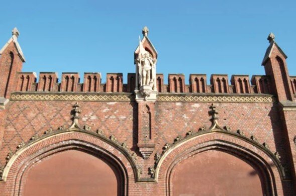 Знаменосец Грюнвальдской битвы на Фридландских воротах в Калининграде