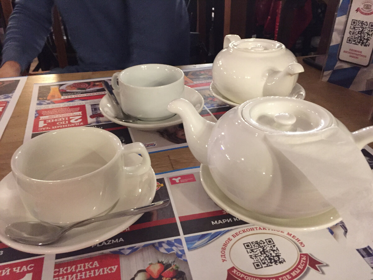 Чай в Максимилианс подают в белых фарфоровых чайниках, что само по себе выглядит эстетично и приятно.