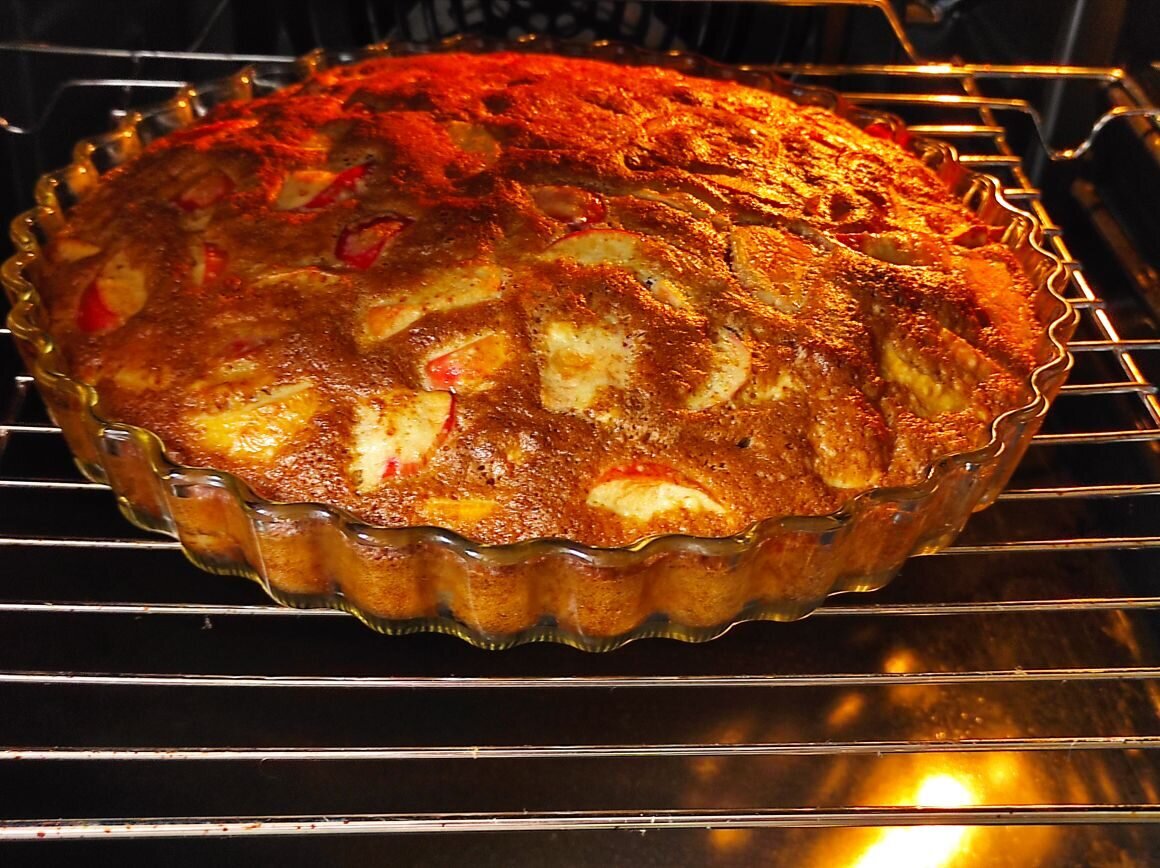 Шарлотка с замороженными яблоками в духовке. Шарлотка на. Шарлотка с замороженными яблоками в духовке. Шарлотка из замороженных яблок. Шарлотка с яблоками в духовке.