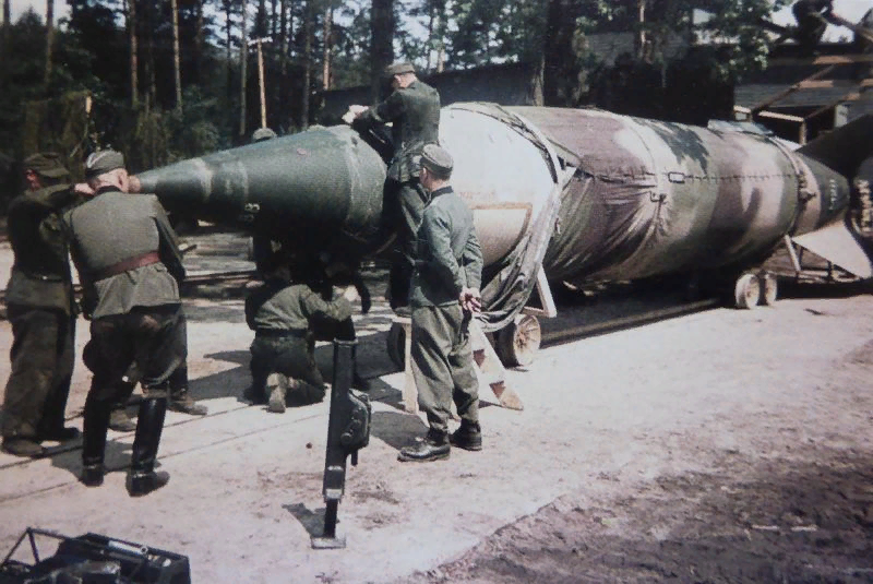 Подготовка к запуску  немецкой баллистической ракеты «Фау-2» (V 2) на военном полигоне «Хайделагер» (Heidelager) в районе Близны (Blizna) в Польше. https://waralbum.ru/photocache/32/09/59/320959-files/320959-main.jpg