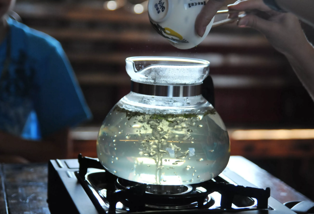 Вид кипеть. Варка чая методом Лу Юя. Варка чая на огне. Кипящая вода. Стеклянный чайник на огне.