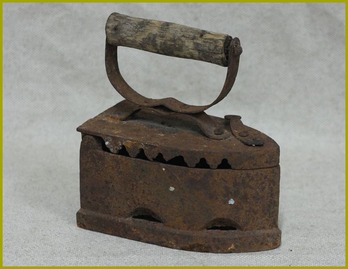 Вот в таком состоянии как правило бывают угольные утюги.