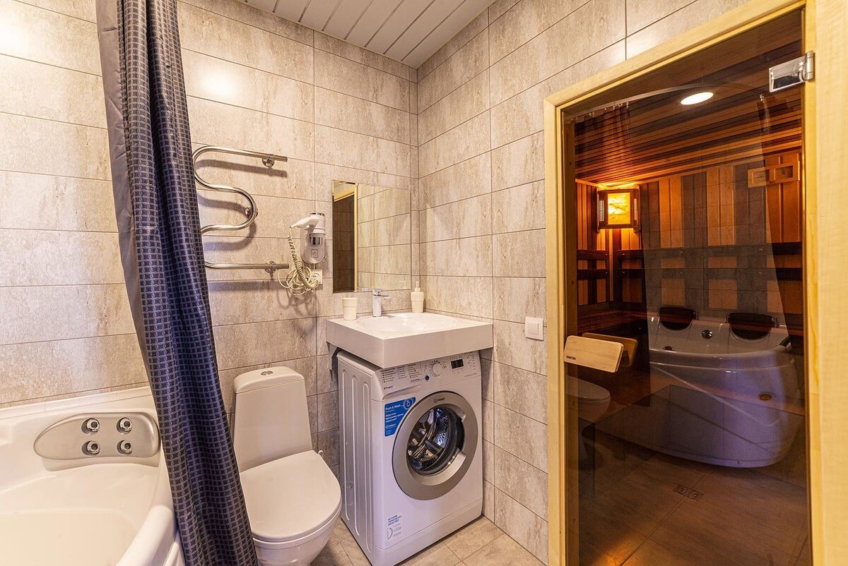 Ванная в люксе и с сауной, и с ванной. Есть фен, все мыльно-рыльные наборы, довольно интересная дизайнерская раковина. Все новое и чистое. 