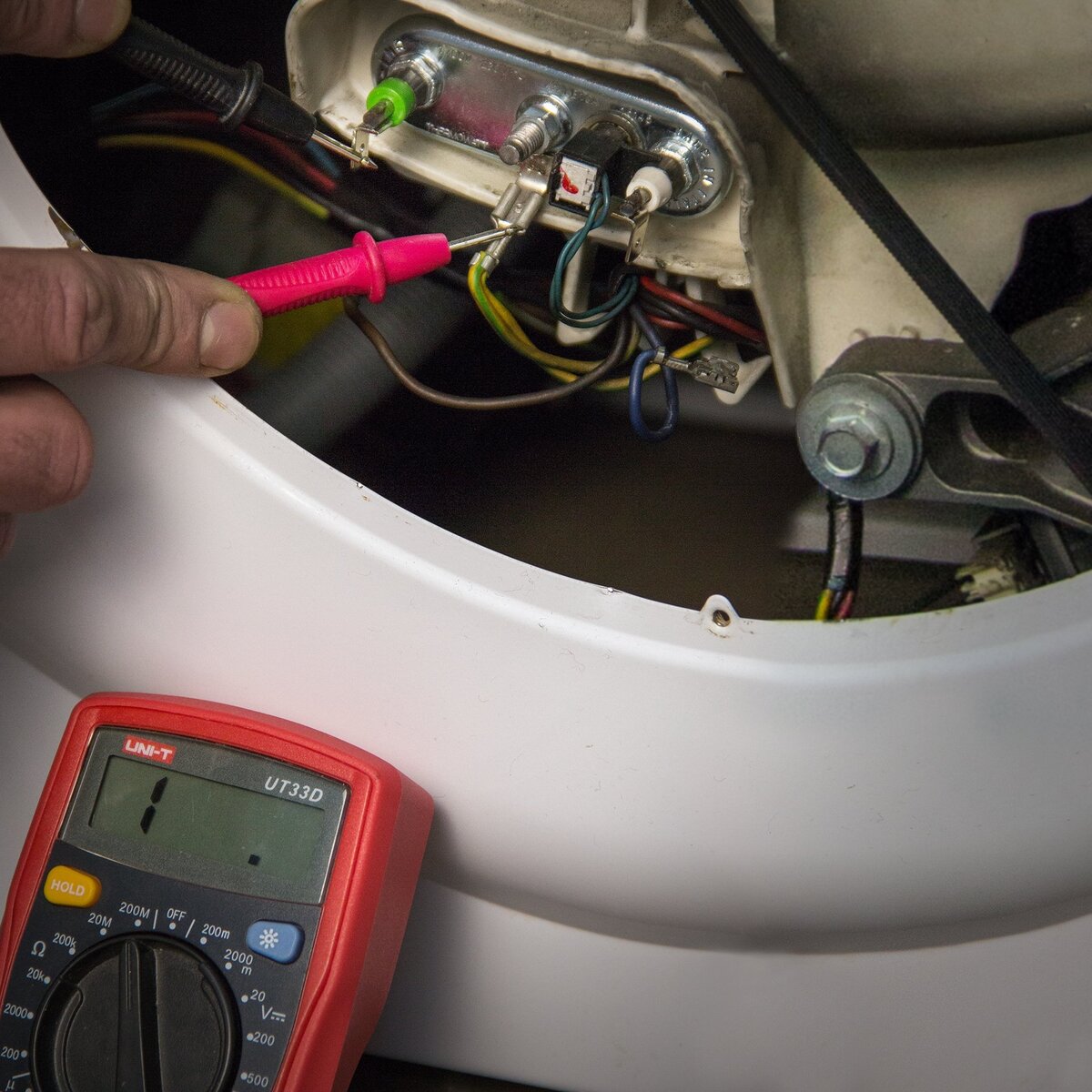 Для проверки ТЭНа потребуется измерить сопротивление самого элемента при помощи омметра.