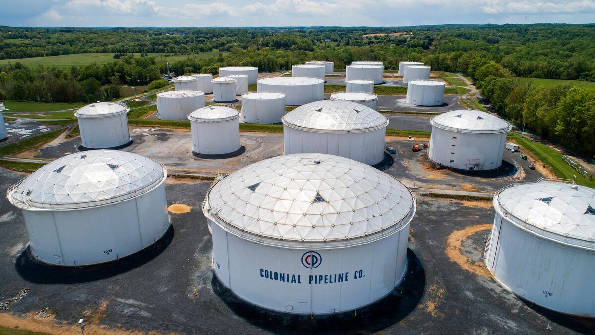 За минувшие сутки сразу в нескольких штатах закрылась почти половина заправок, где просто закончился бензин