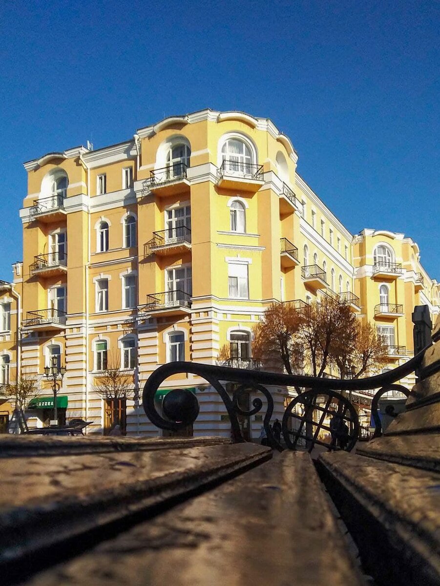 В здании казнной гостиницы Гранд-Отель теперь находится санаторий "Нарзан"