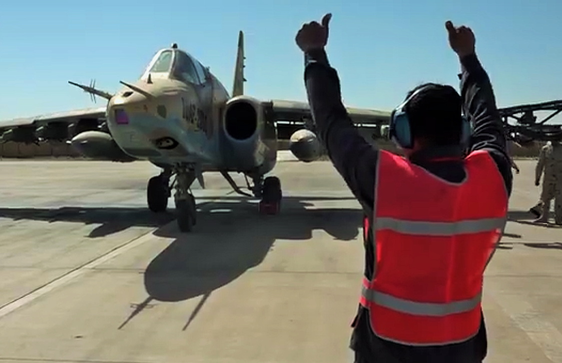 Су-25 иракских ВВС готовится к боевому вылету на базе Аль-Рашид. Кадры МО Ирака