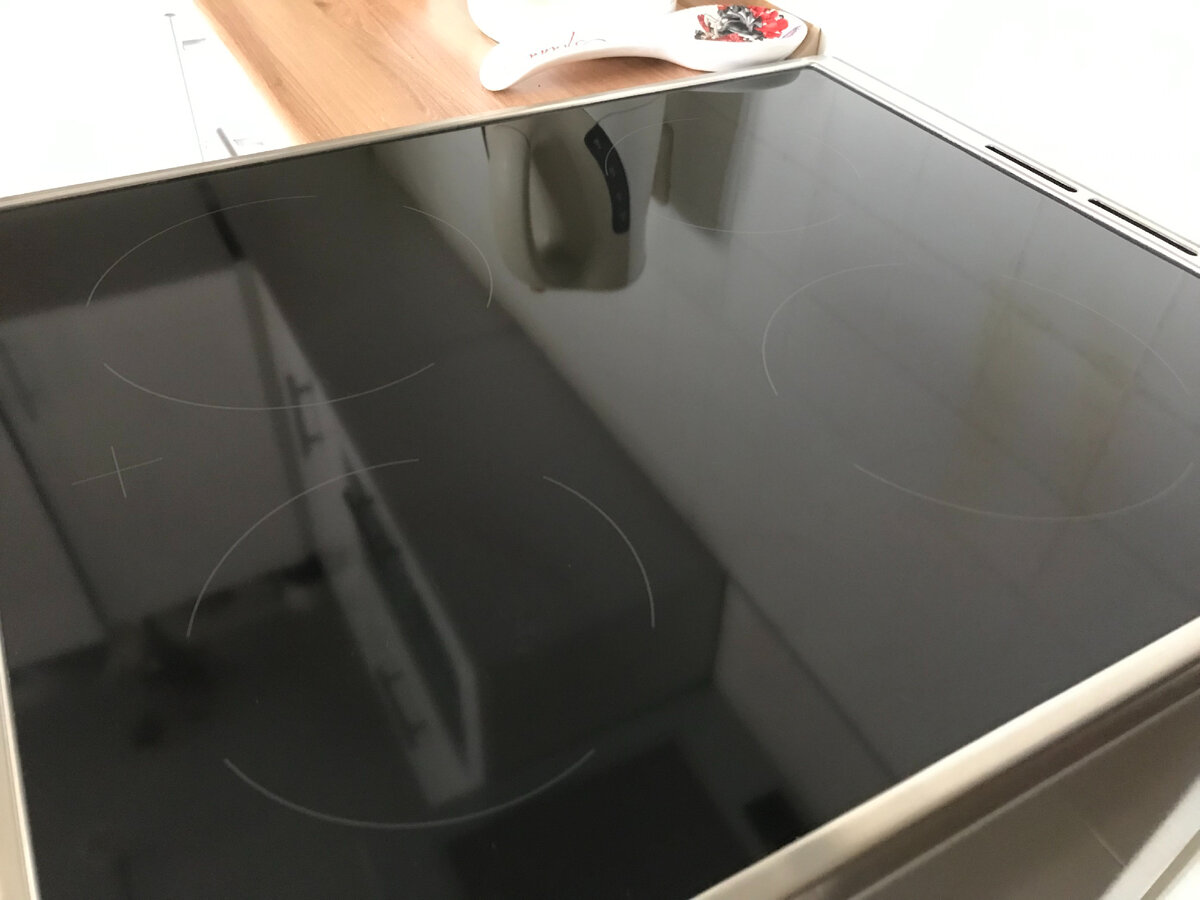 Внешний вид варочной поверхности, ей 6 лет