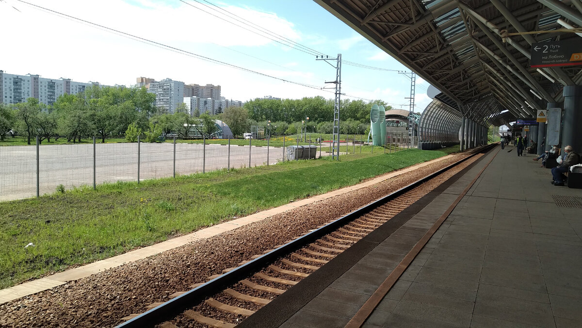 Станция около метро. Очень удобно. 