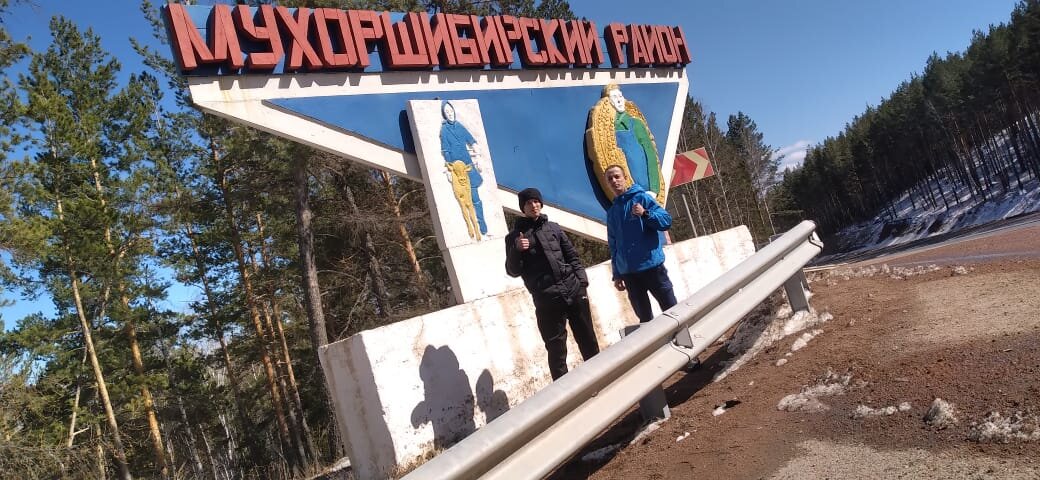 На фоне женщина с телёнком и мужчина с рожью.