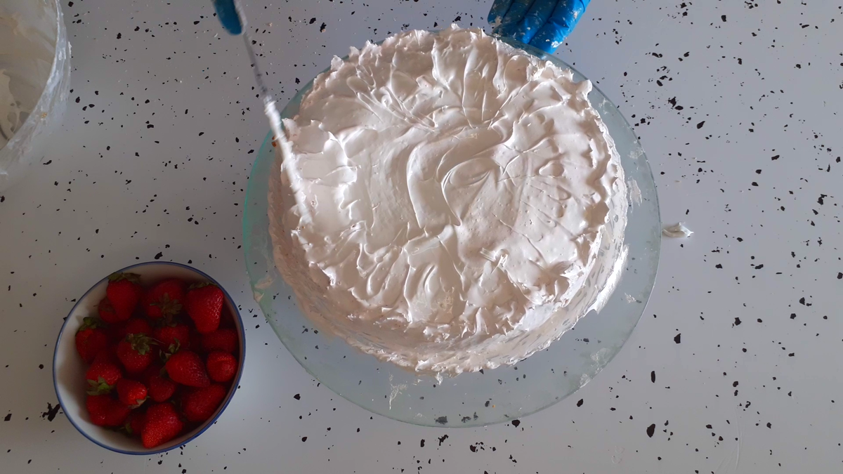 Торт «Любимый» с белково-заварным кремом и Клубникой!