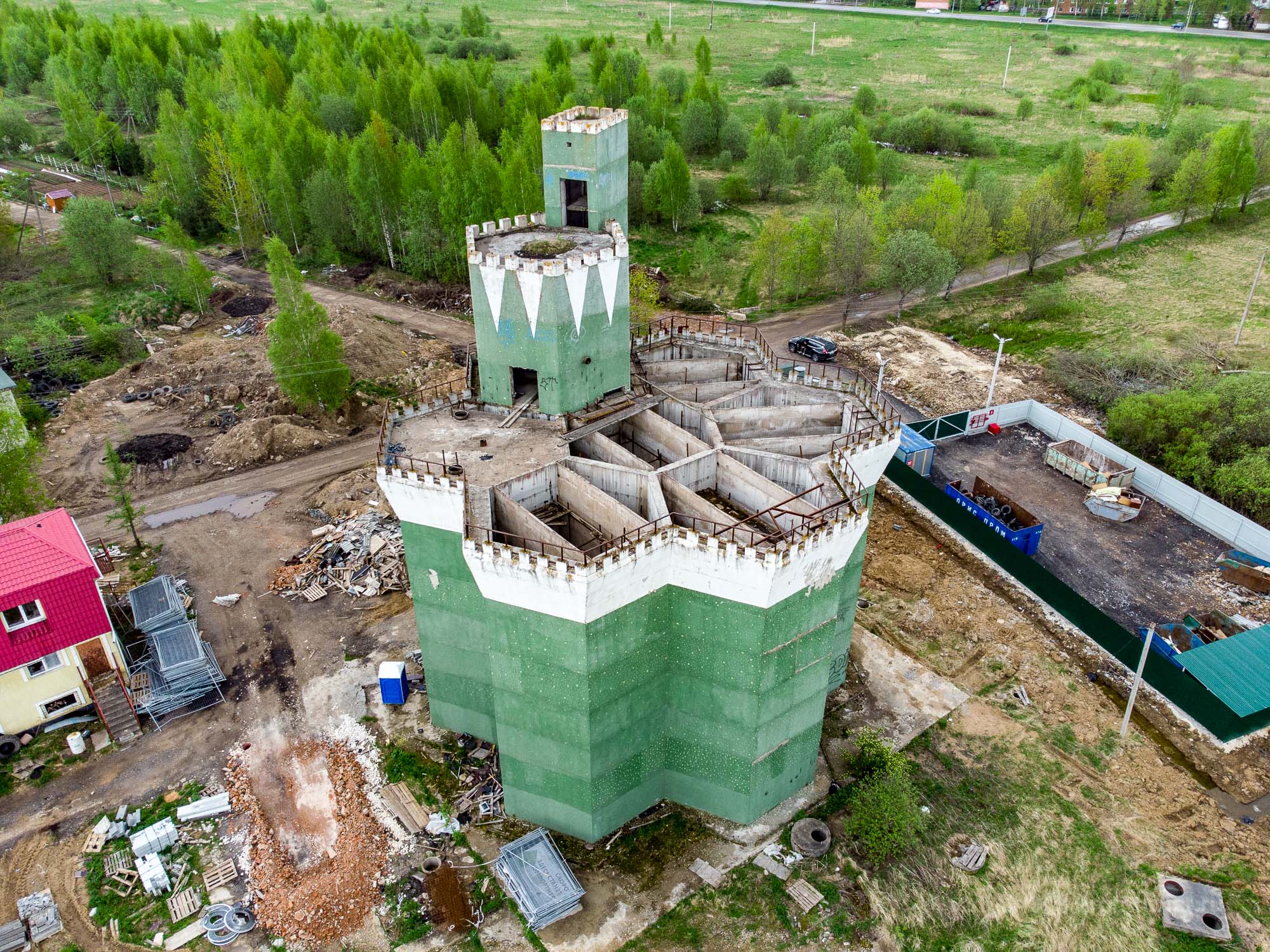 В Подмосковье обнаружен огромный заброшенный дом-замок для очистки воды от нечистот ???5