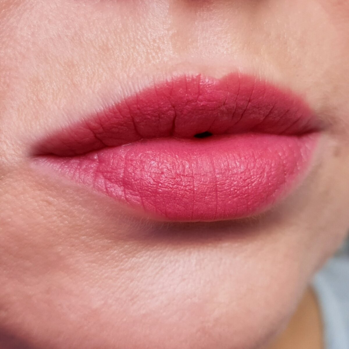 Guerlain Kiss Kiss Matte в оттенке Flaming Rose на губах.