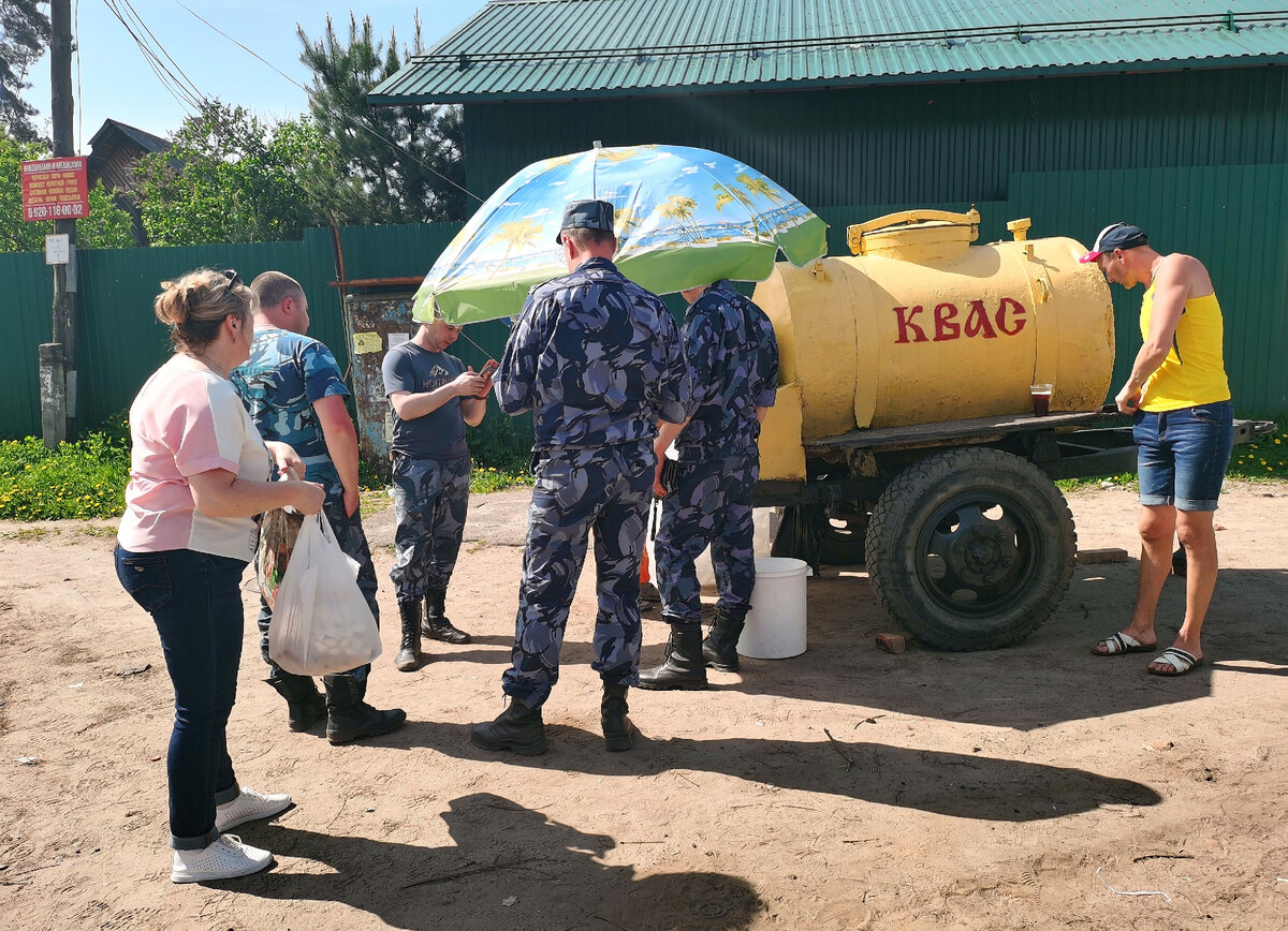 Очередь за квасом в российском провинциальном городке