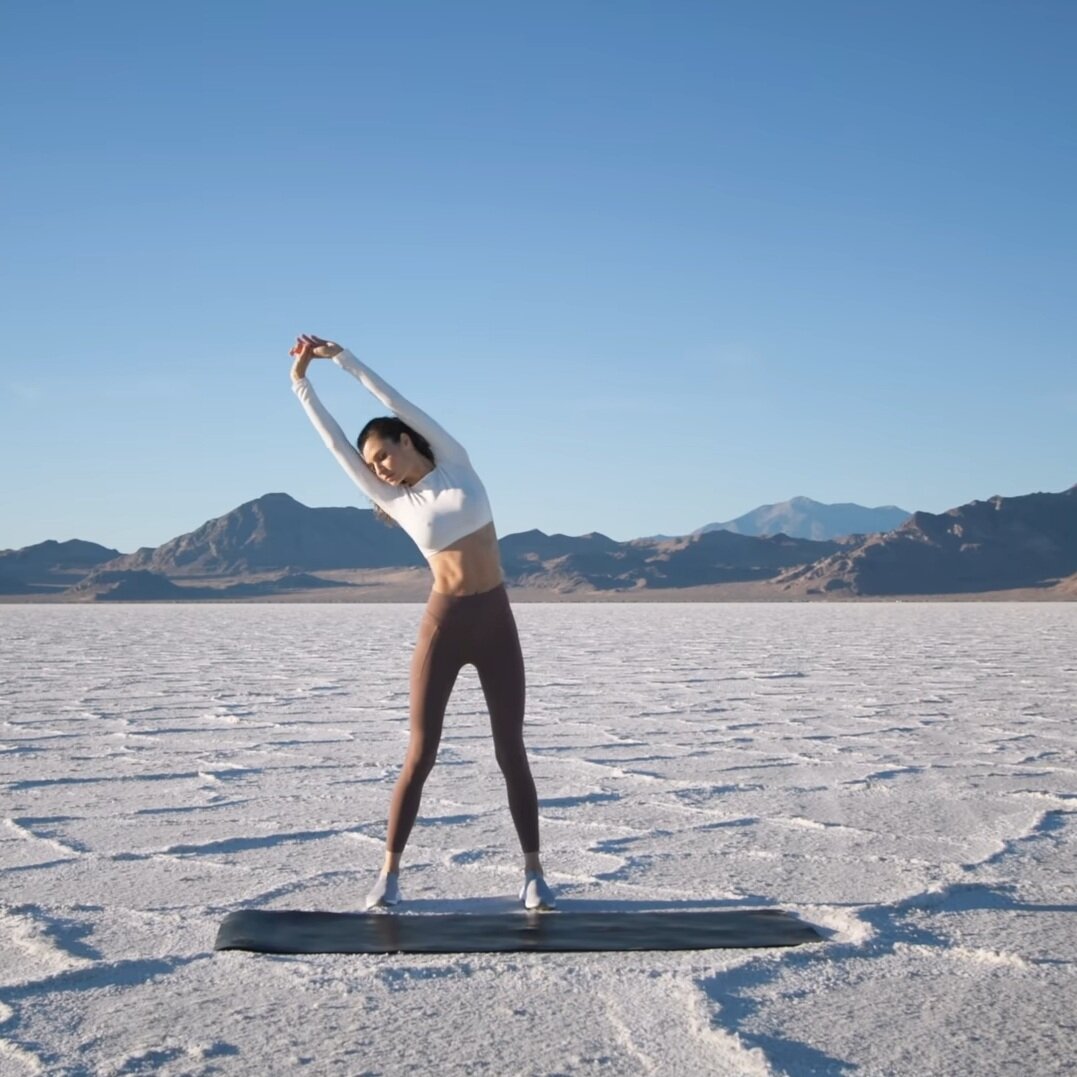 Поднимем руки и сложим вместе. Выполняем плавные наклоны из стороны в сторону.