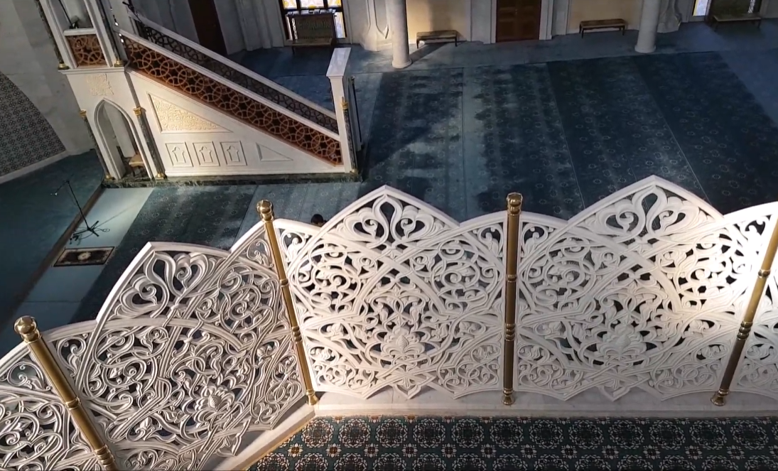 вот на такой балкон поднимаются туристы