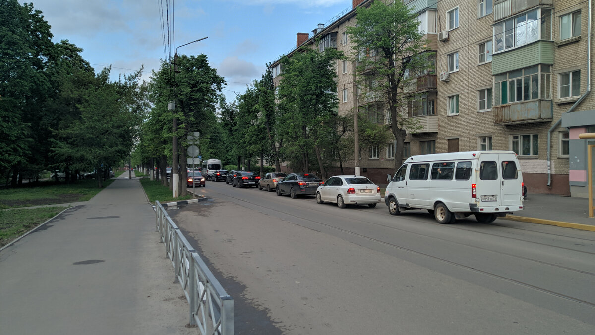 Пробка в час пик на улице Фридриха Энгельса практически от Первомайской улицы.