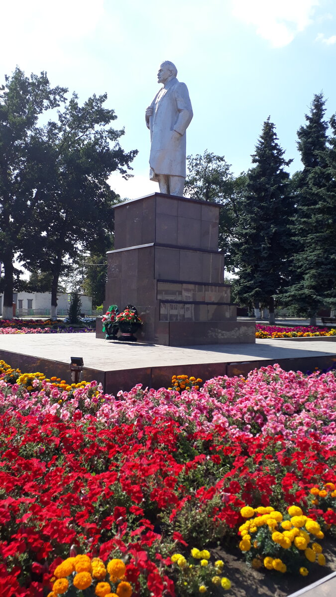 Главная площадь перед административными зданиями в селе Долгоруково