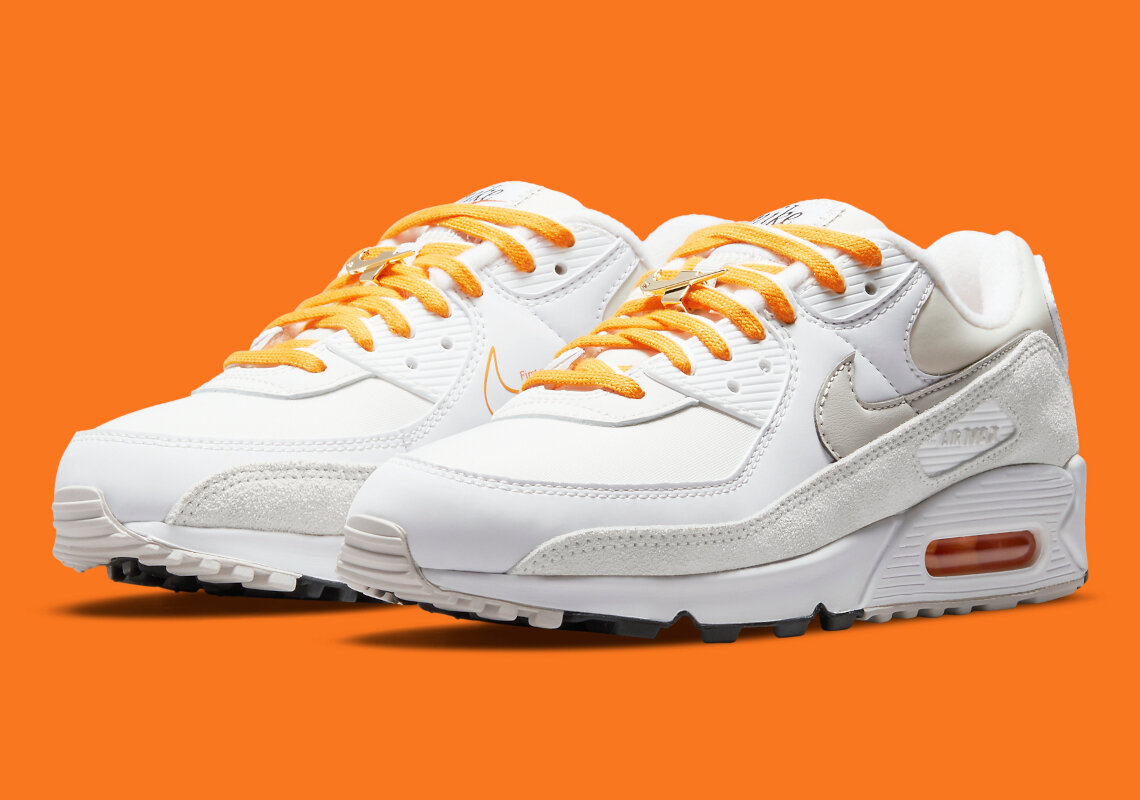 Air Max 90. Если пролистать далее, то увидите как изменилась деталь "сердце", теперь она залита и отсутствует тиснение, а поверх неё нанесено nike в шрифте, который фигурировал на продукции с начала 70-х, вплоть до 78-го года.