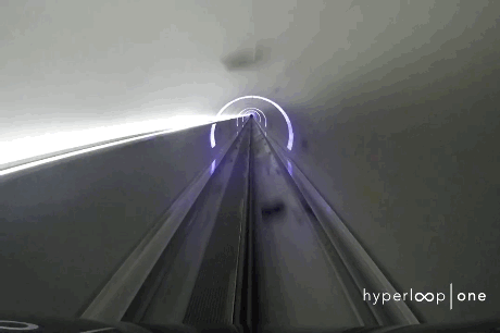 В ходе очередного испытания прототип пассажирского модуля Hyperloop One разогнался до 307 км/ч, но это не предел. Gif любезно предоставлено сайтом "ixbt.com".