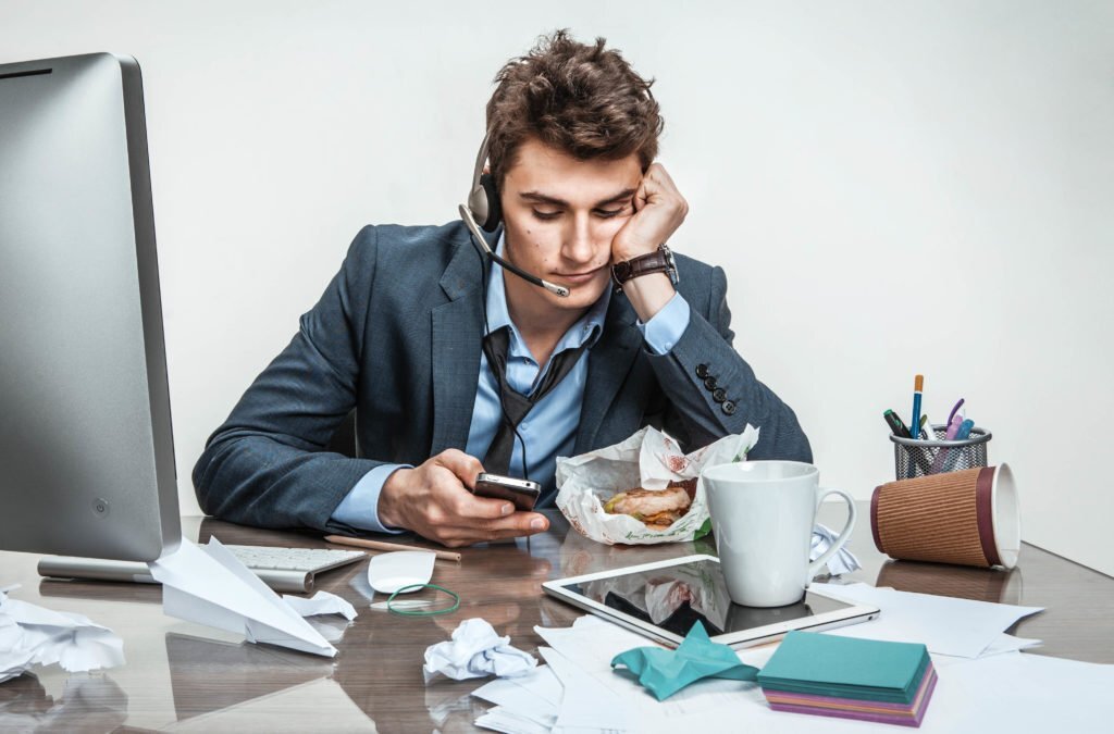 Прокрастинируя человек всегда осознает, что нужно сделать важное дело, но осознанно его откладывает. Фото shutterstock.com