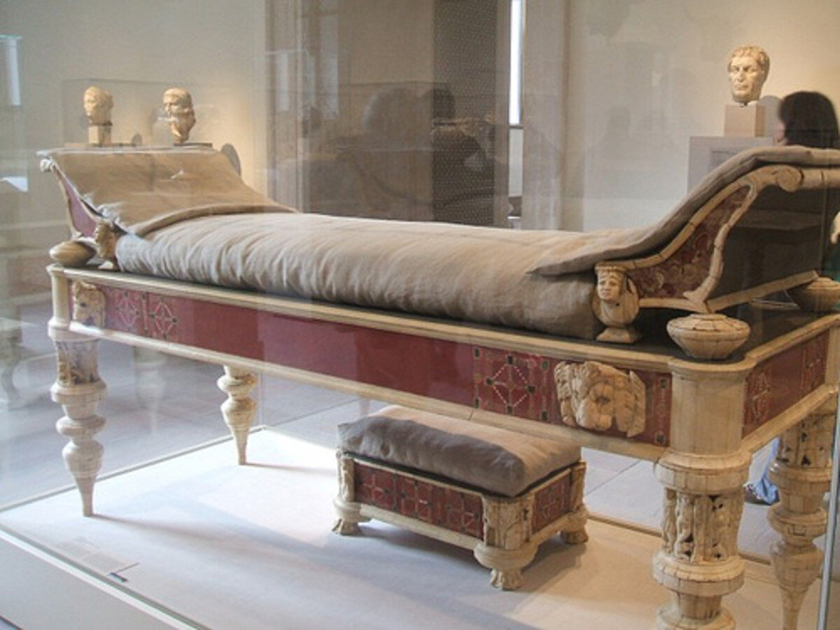 Римская древняя кровать Лектус
