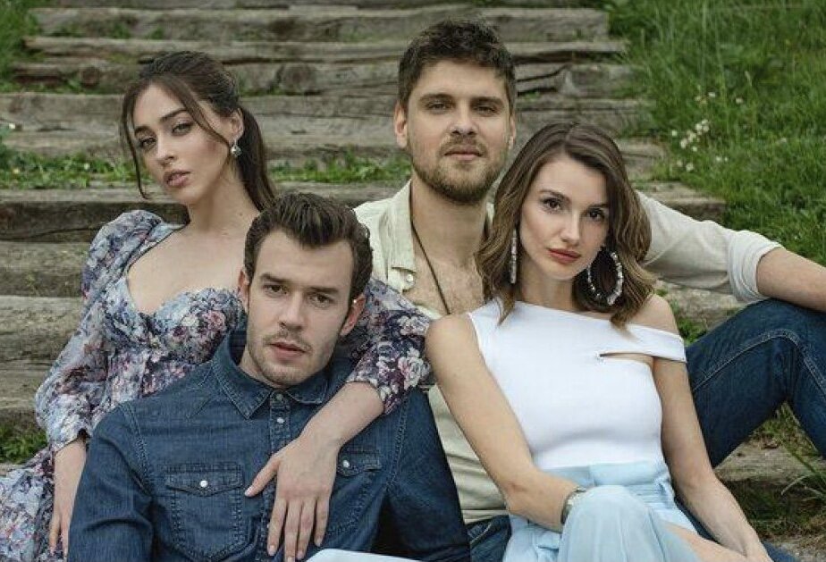 Главные герои (слева направо – Джемре Байсел, Айтач Шашмаз, Идрис Ташкан и Аслы Сюмен)