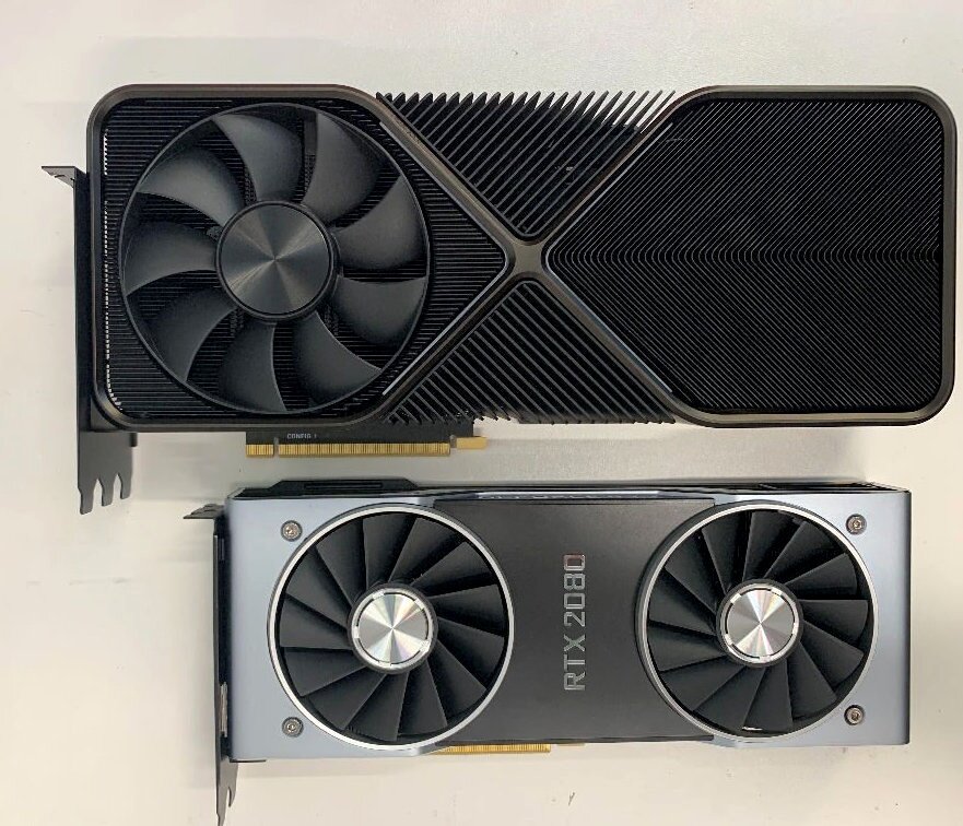 Сверху RTX 3090 референсной версии, снизу RTX 2080, также референсной версии
