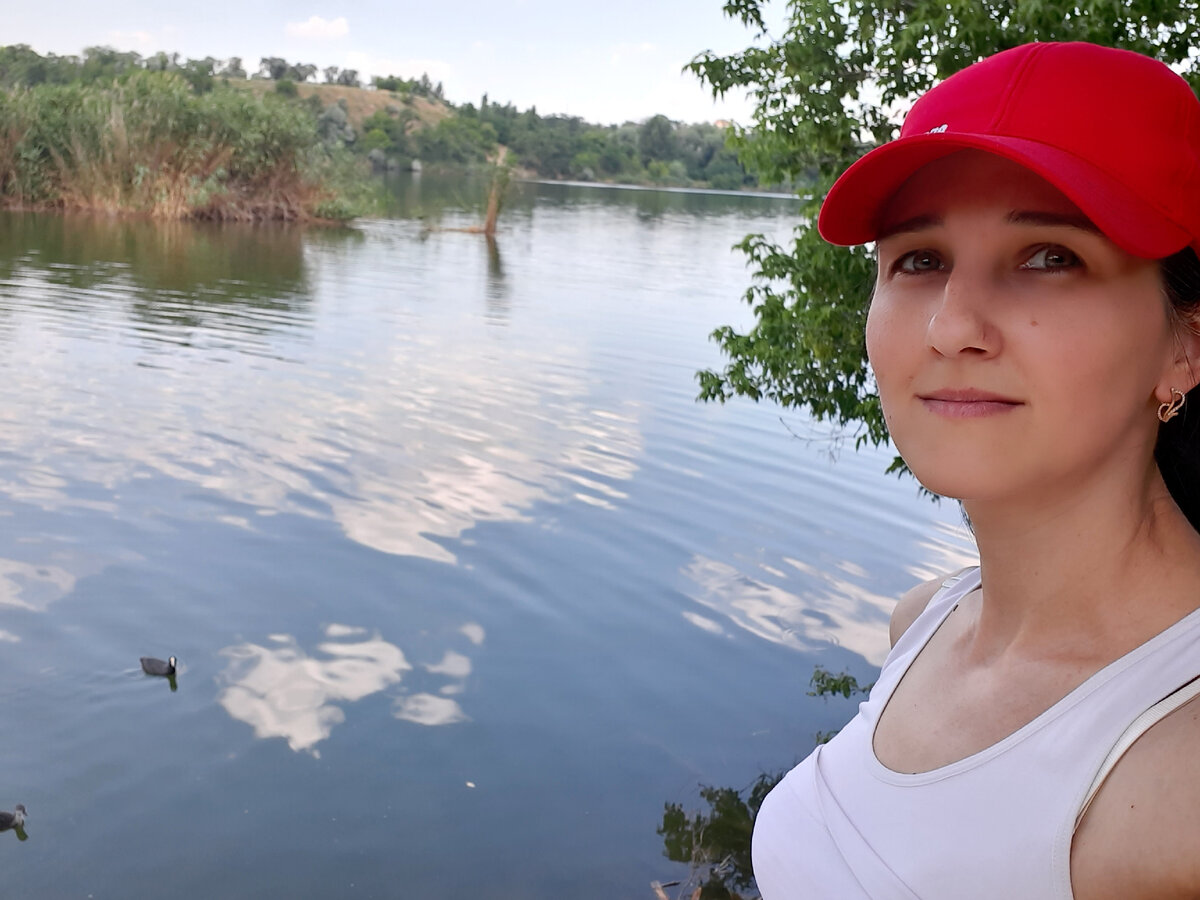 Уточки. И люди в одном ставке.