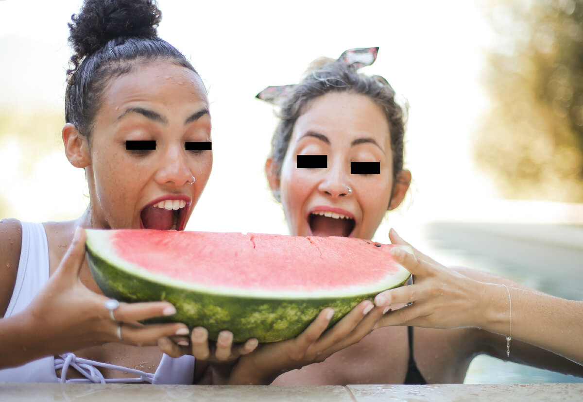 Девушки с арбузами