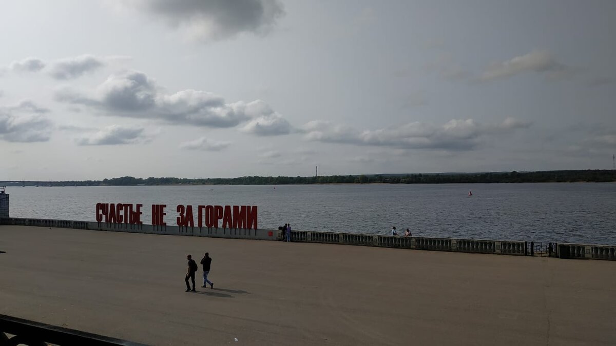 Однажды вечером, когда Наталья, как обычно готовила вечером ужин после работы, раздался стук в дверь. Она отложила в сторону лопатку и пошла смотреть кто там.