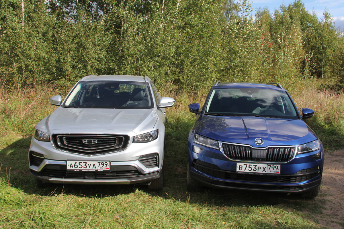 Geely Atlas Pro или Skoda Karoq? Внешне - оба на любителя, Шкода Карок  имеет классические формы, значит дольше не состарится. Атлас Про смотрится очень даже неплохо. 