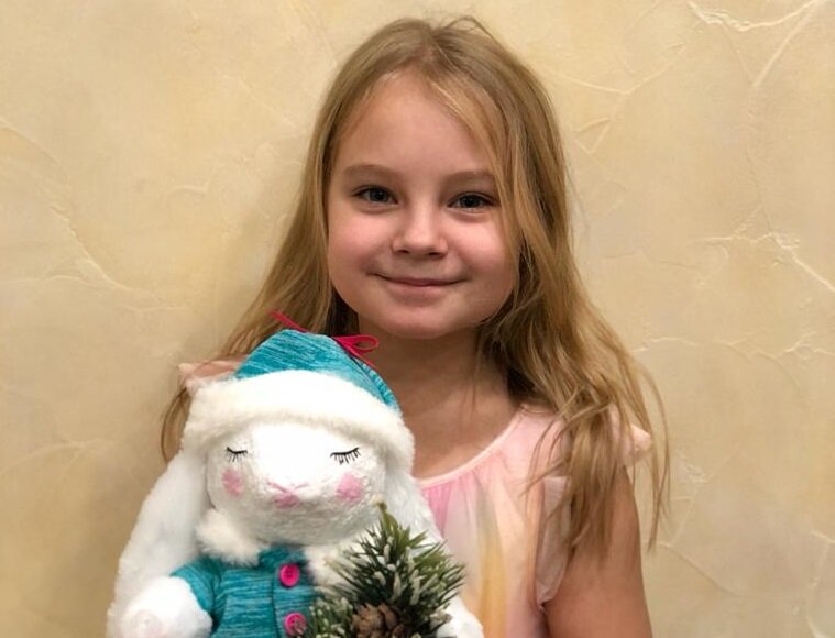 Когда на улице холодно, можно поиграть с детьми в игры на бумаге. Фото © Hello world