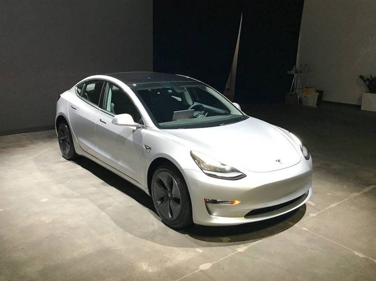 Tesla Model 3 - Электрический пятиместный седан производства компании Tesla.