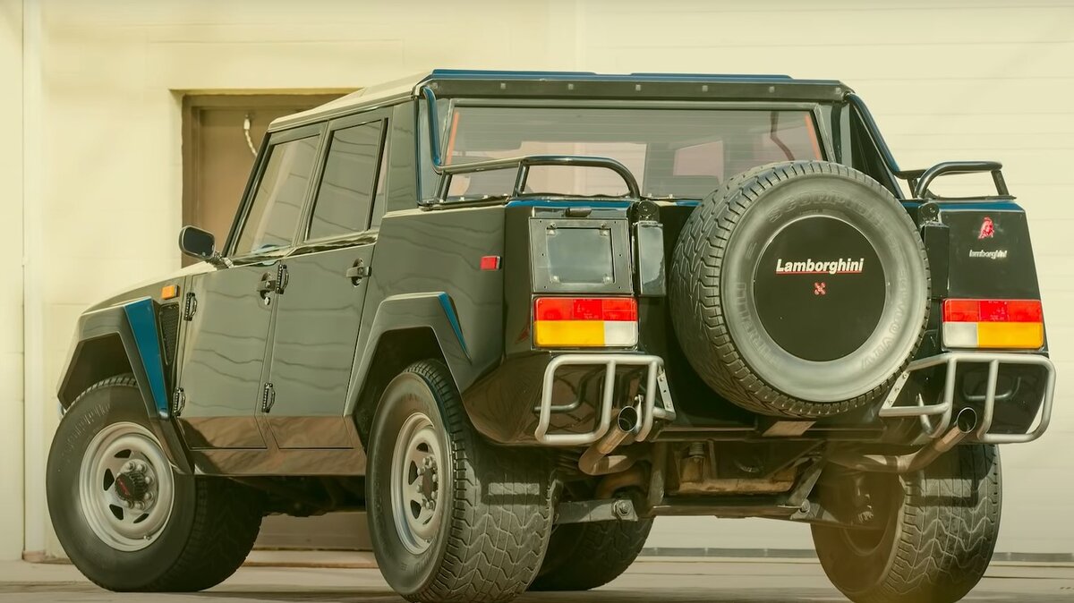 В кузове возможна установка 4 посадочных мест дополнительно. Обратите внимание на массивные рычаги. 