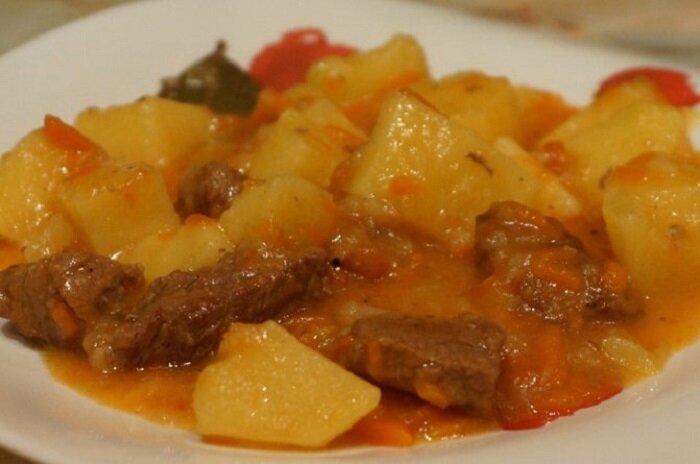 ≡ Тушеная картошка со свиными ребрышками ᐈ рецепт от Мястории