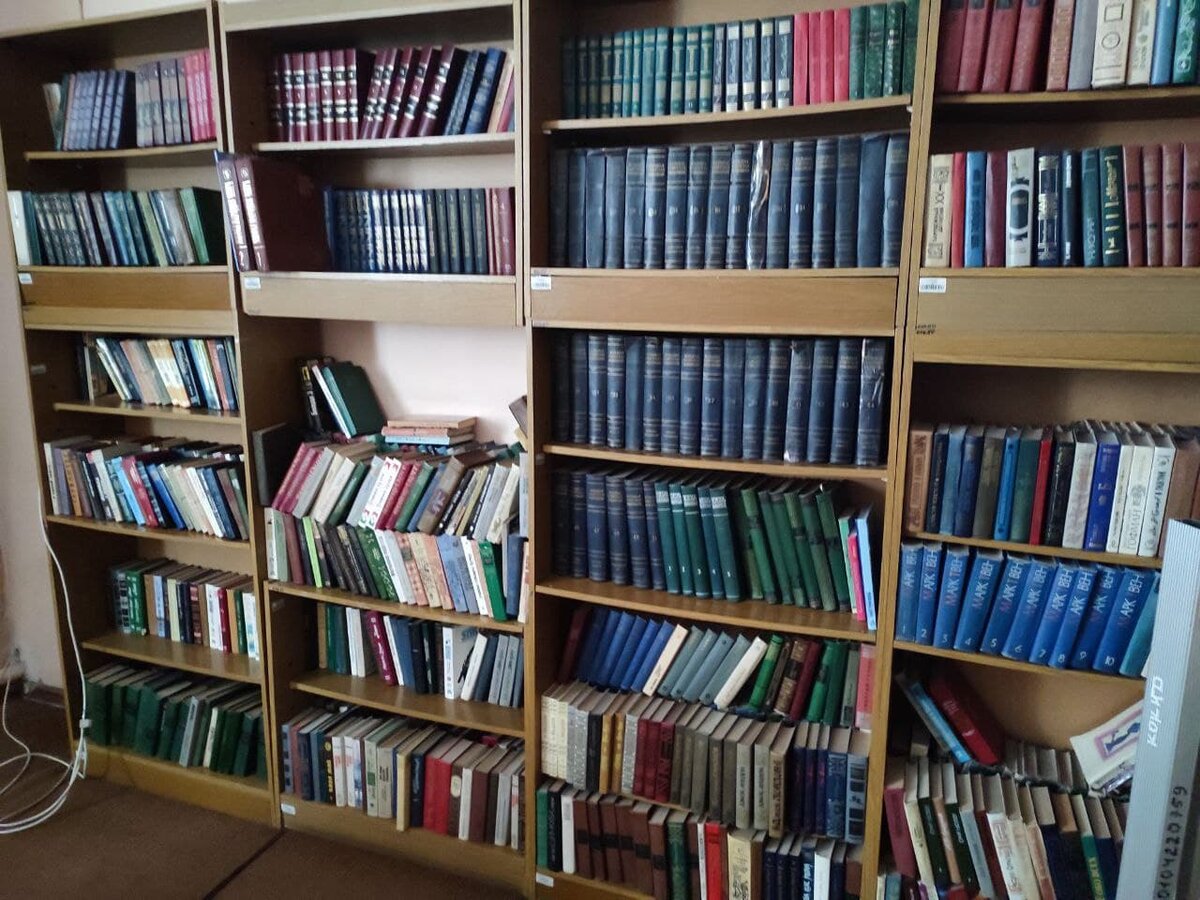Здесь много книг. Но нет ни Библии, ни Корана. Для места, где так часто вспоминают Бога  - это, как минимум, странно.