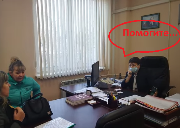 Женщины зашли к Руководителю Роспотребнадзора и присели начав диалог. Глава сразу же "бросилась" кому-то звонить...